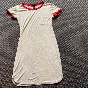 Klänning - Kortare tshirt-klänning. Lagom i längd för mig som är 162 cm. Sitter smickrande 