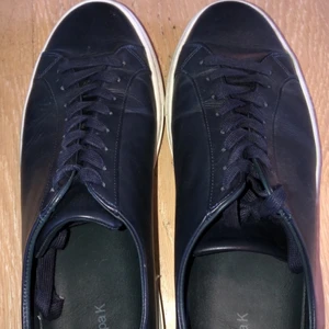 Fillipa K Skor. Nypris 2000kr - Riktigt fina läder skor från Fillipa K. Använd bara till speciella tillfällen så dom är nästan som nya.