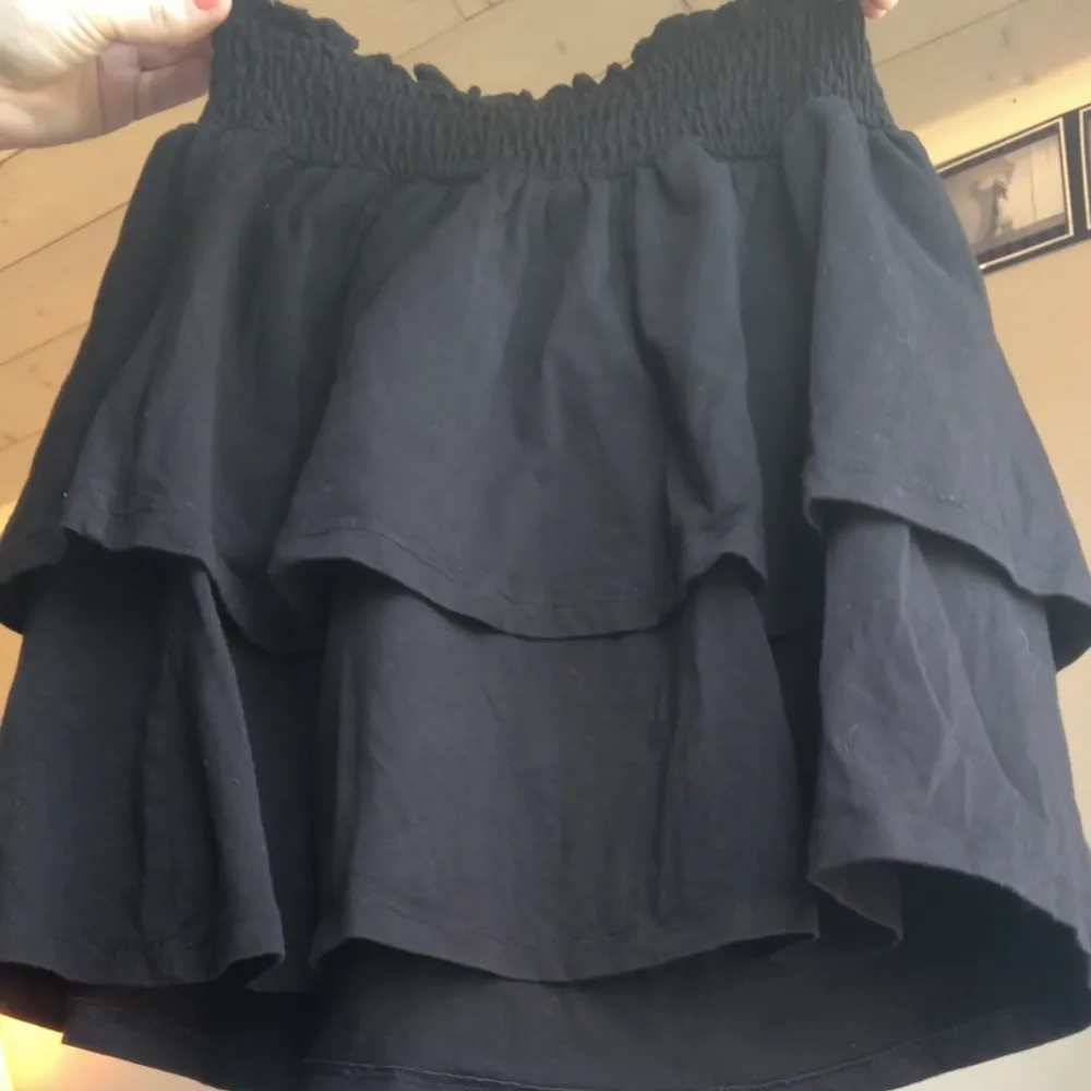 Säljer denna supersöta svarta kjolen från Gina Tricot! Perfekt nu till sommaren, pris kan diskuteras💗. Kjolar.