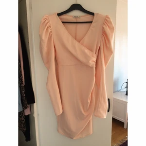 Ljusrosa klänning med puffärmar - Jättefin ljusrosa klänning med puffärmar. Storlek s 