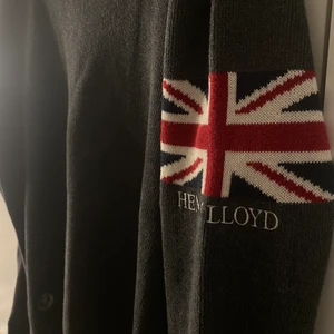 Tröja  - Skön tröja från Henri Lloyd, har ett hål i armhålan men inte så svårt att fixa.