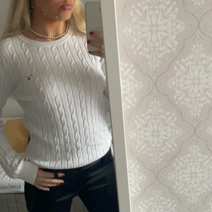 Gant tröja  - Säljer denna gant tröja, den vita då jag inte använder den längre. Sjukt Fresh och skick definitivt 10/10. Väldigt sparsamt använd. St M men funkar sen s