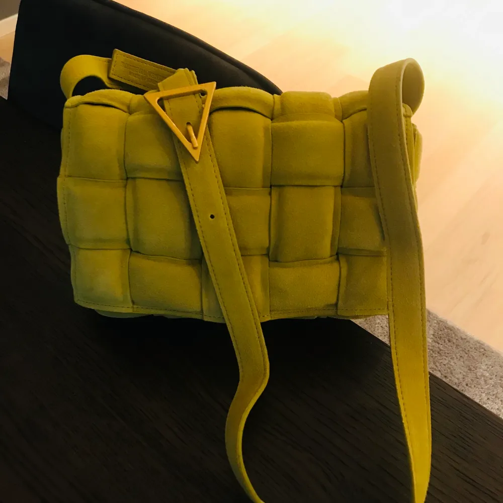 Säljer min helt nya Bottega Veneta väskan i färgen lemon. Alla stämplar och logos finns där som på originalet. Superbra kvalitet! Storlek : 26cm. Spårbar frakt ingår i priset. . Väskor.
