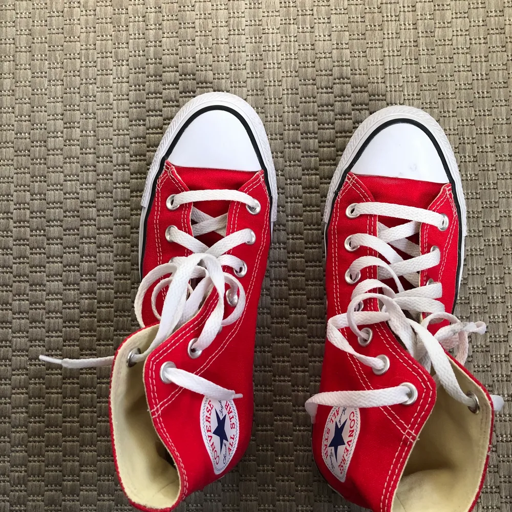 sååå snygga röda converse 😎 använda max 20 gånger så dem är i ett jättefint skick!! vid köp tvättas skorna för hand och snörena i tvättmaskin innan de skickas iväg! skicka för fler bilder eller frågor! frakt tillkommer på 66 kr. säljer igen på grund av oseriös köpare😇. Skor.