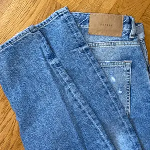 Jeans i boyfriend-modell från h&m. Stängs med knappar istället för gylf. Ett av hålen har spruckit upp, men det har sytts och inte gått upp något mer efter det. Använda fåtal gånger. Frakt tillkommer. 💫