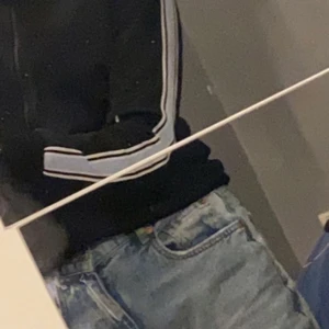 En slags tröja med dragkedja -  Kommer från monki storlek XS  använt en eller två gånger super fin ❤️