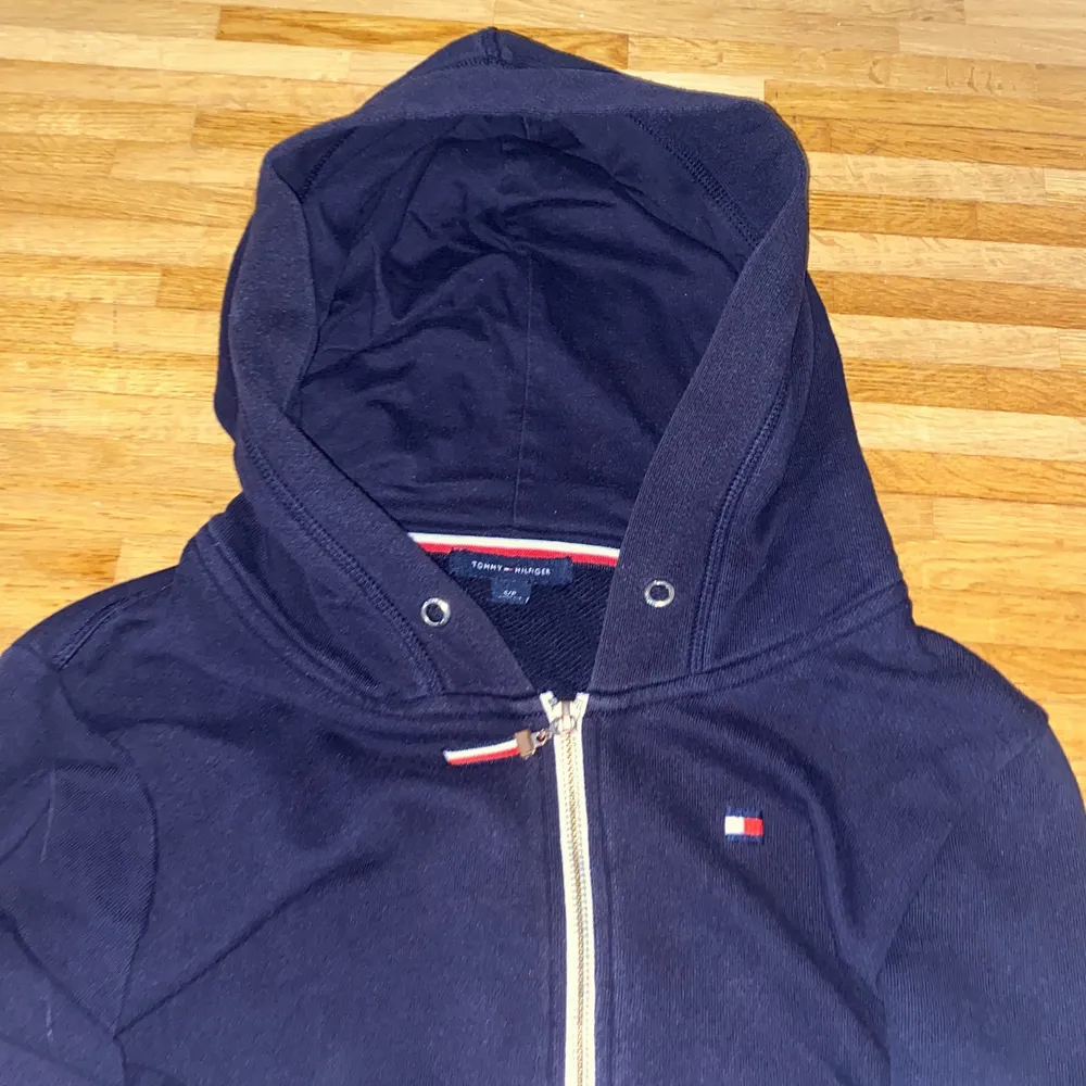 Kofta, huvtröjor Tommy hilfiger. Stl. S. Snöret fattas. Använd, men ändå okej.. Hoodies.