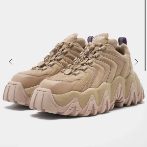 Aldrig använda Eyteys  - Säljer dessa aldrig använda Eyteys. Anledningen är att jag redan har de andra färgerna och dessa kommer inte till användning. De är storlek 36 då de är stora i storleken, jag är egentligen en 37:a. 2200 kr vid snabb affär. Jag betalar frakten. Nypris 3800kr. 