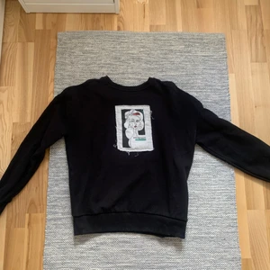 Nakd pull pullover  - Skön svart tjocktröjan med ett najs tryck ☘️ passform S men funkar även för XS & M beronde hur du vill passformen ska vara 
