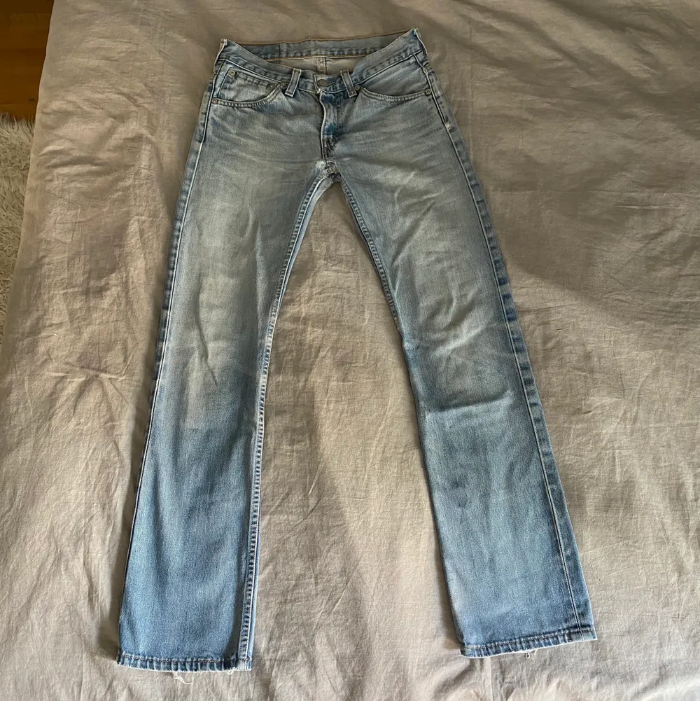 PERFEKTA lågmidjade Levis jeans, heelt kär 😍😍😍 tyvärr är de försmå för mig därav säljer jag 😢 ser ut som 501or fast snyggare ;) i strl 28 men mindre, skulle passa en eu34 bra tror jag💕de har ett hål som syns på bild 3, jag är ca 165. köptes dyrt!. Jeans & Byxor.