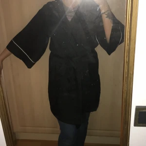 morgonrock i siden - Svart lite sexig morgonrock med baby rosa detaljer i siden från HM, knappt använd och i bra skick. M/L i storlek så den är lite stor för mig som är xs-s i vanliga fall. faller ovanför knäna och är väldigt skön!