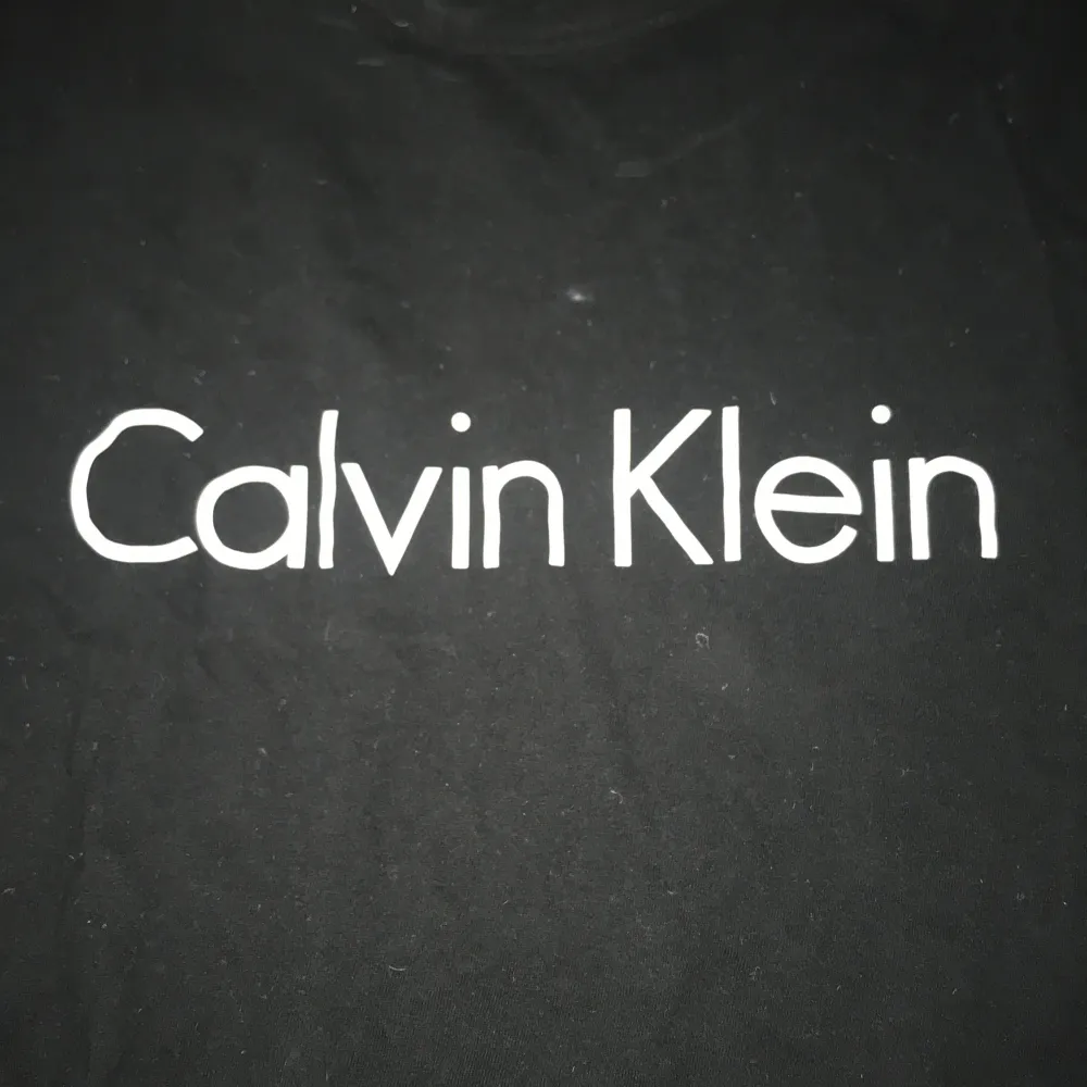 Svart super mjuk tshirt med Calvin Klein tryck på frammen, köpt på Åhlens för ca 400kr i julas, aldrig använd. Verkligen super snygg och härlig i alla former men passar verkligen inte min stil längre.. äkta Calvin Klein. . T-shirts.