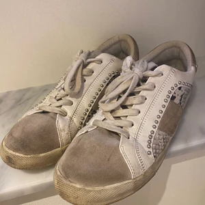 Zara skor - Köpte på plick för ett tag sen men inte använt de då de är lite för stora. De är ganska smutsiga men det går enkelt att tvätta bort. Pga av slitagen säljer jag de billigt. Till ett par najs jeans är de asfeta🙌🏼🙌🏼🙌🏼🙌🏼