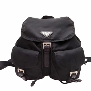 Prada Nylon Ryggsäck - Prada Nylon Ryggsäck • Väldigt bra skick • Mycket plats