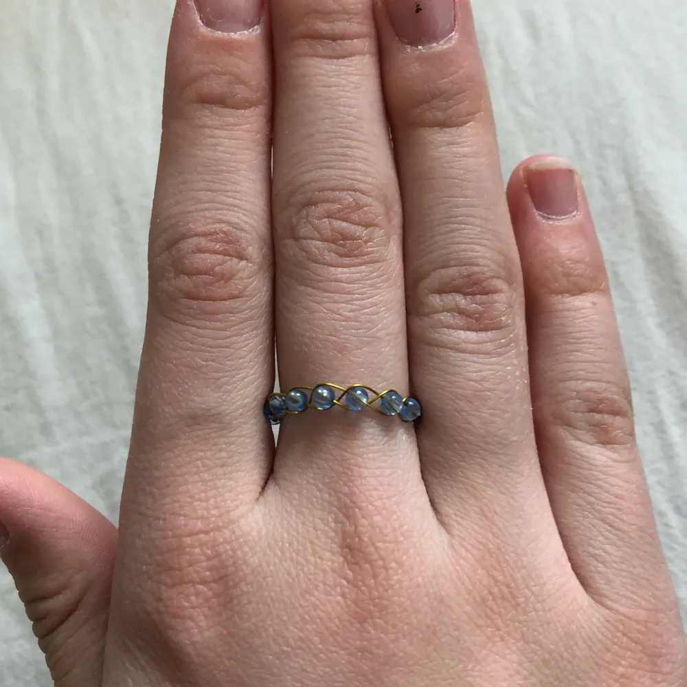 En fin handgjord ring med blåa pärlor. Väldigt fin och somrig. Jag kan ändra färg på pärlorna, storlek på ringen och ändra till silver eller roséguld istället för guld efter önskemål. . Accessoarer.