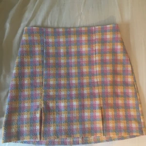 Jätte söt kjol - Jätte söt kjol från monki strl m men skulle säga att den passar s lika bra knappt använd. Ny pris 299kr Obs färgerna är strakare än vad dom ser ut på bilden🤩💗