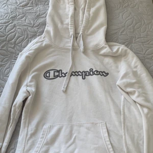 Champion hoodie  - Är i väldigt bra sick! Bara använt två gånger eftersom att den är för liten. Den är i storlek M men sitter som S. Skriv om ni har frågor 🤍✨