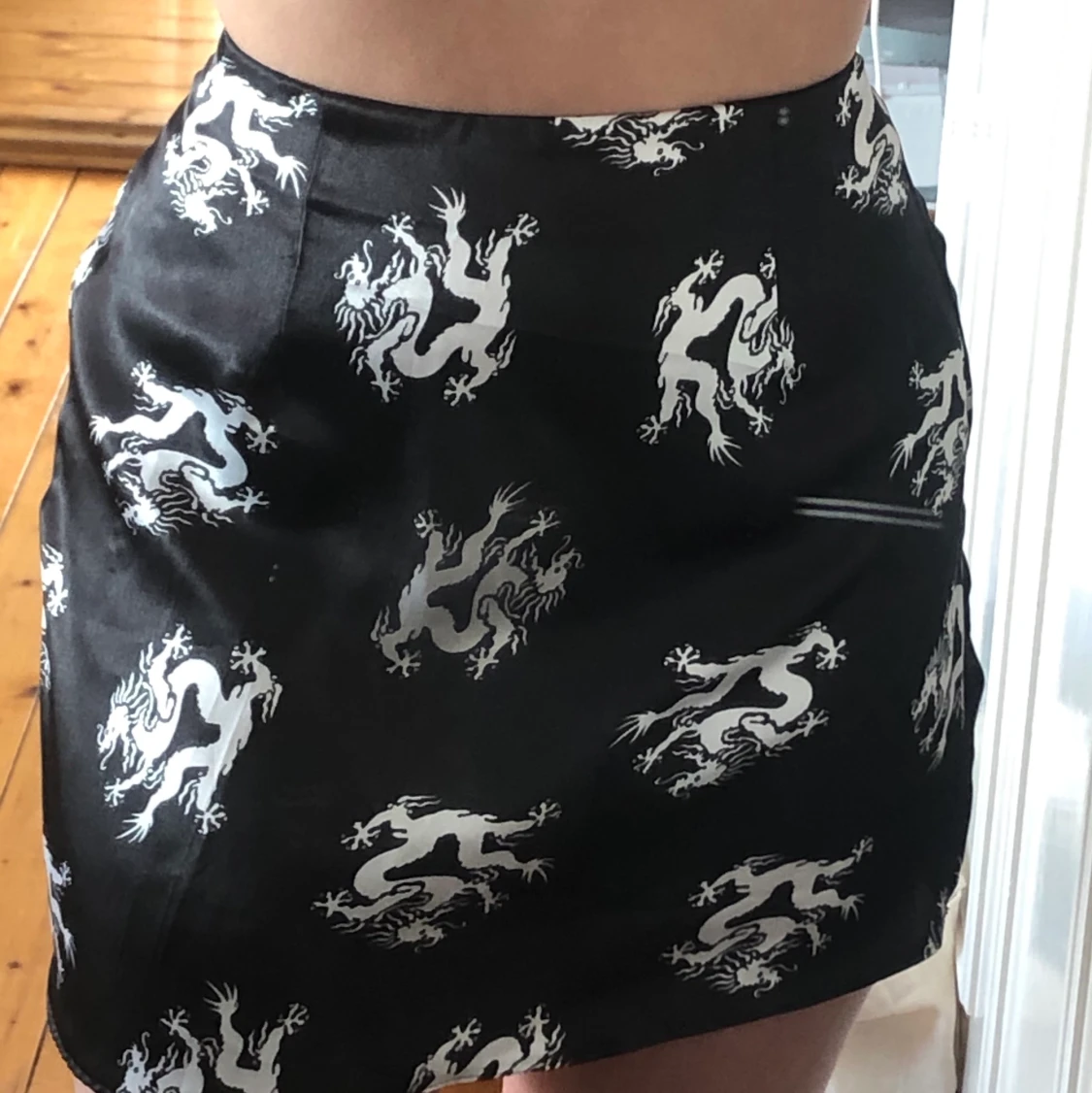 Svart satinkjol med drakar - 90