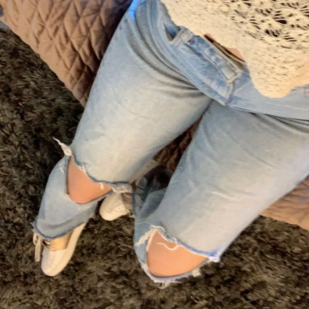 Säljer dessa High Rise, full lenge jeans med hål på knäna som är slutsålda, dem är i super skick! Skriv för fler bilder, säljer då dem blivit för små för min smak. Lånad första bild✨✨. Jeans & Byxor.