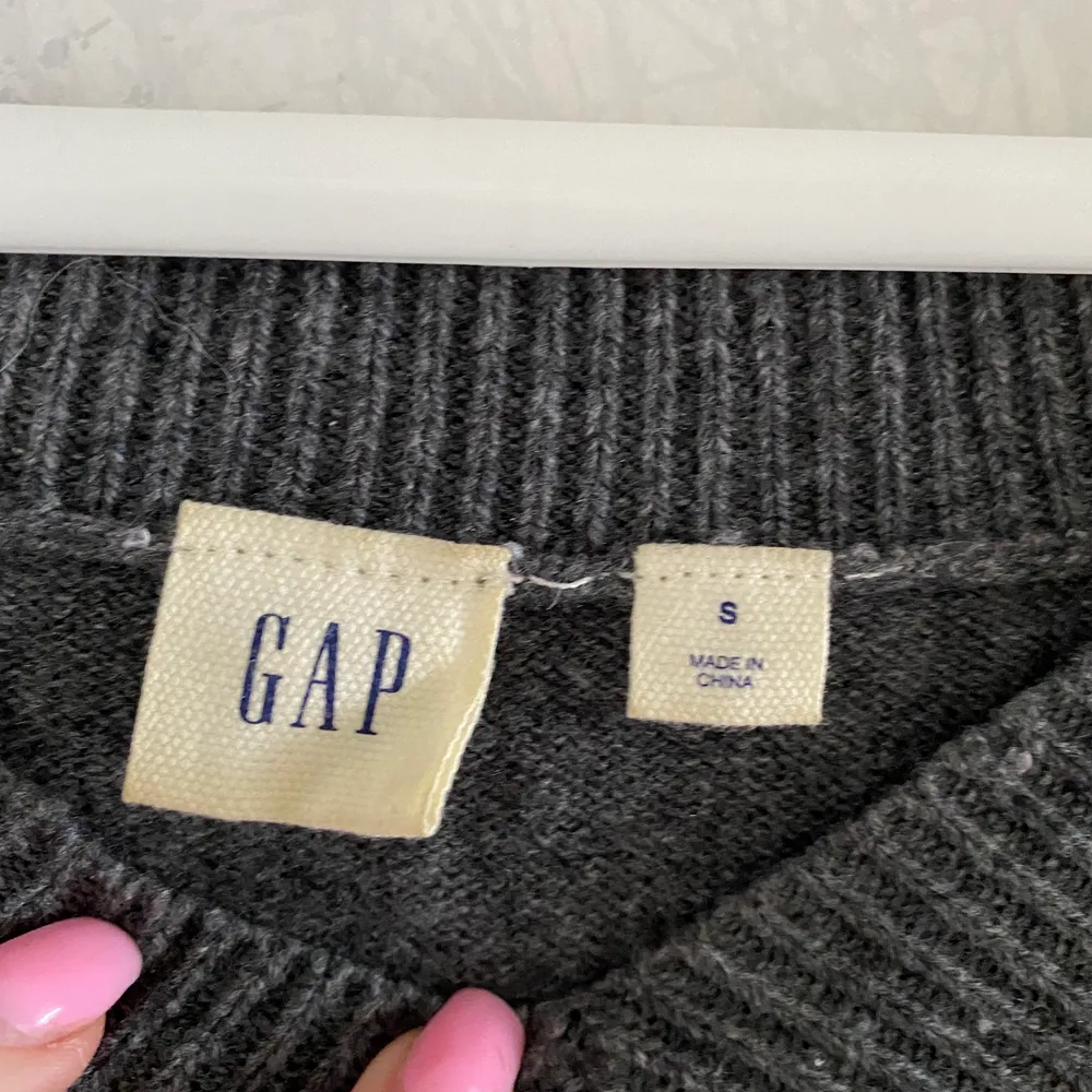 Stickad tröja från gap i storlek S. Litet knappt märkbart hål (se bild 2). Frakt tillkommer . Stickat.