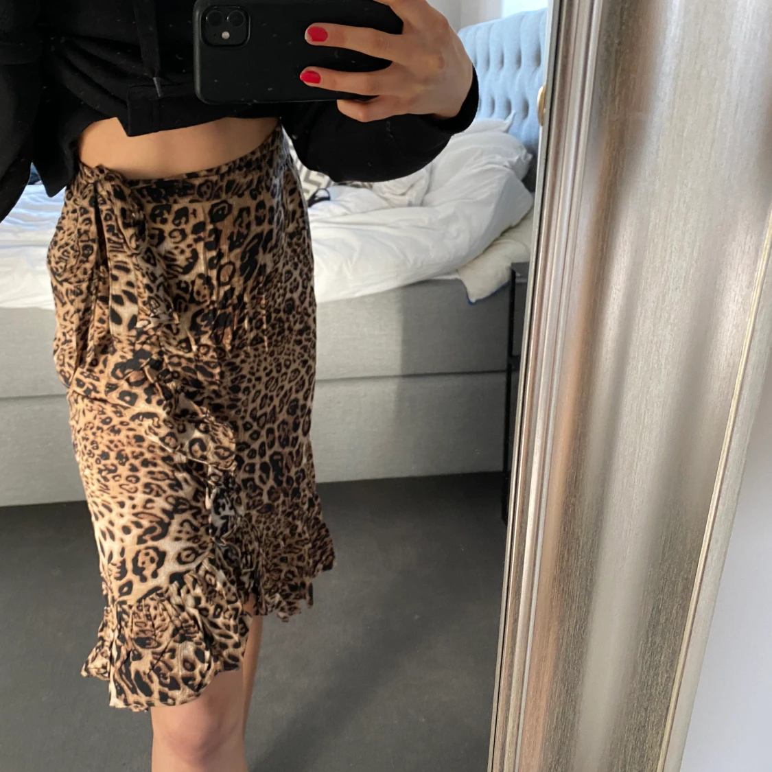 Leopard kjol med slits och volang  - 90