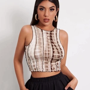 Super fin topp från shein - Den är aldrig använd så den är i toppen skick!. Super fin nu till sommaren.