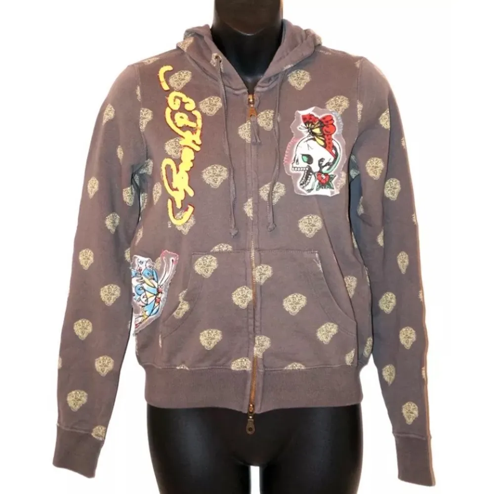 säljer en helt ny ed hardy hoodie i storlek s, med lappen frf kvar! kör bud om flera är intresserade. skriv för fler bilder x) 🤍. Hoodies.