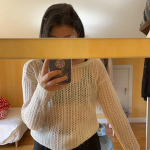 Ihålig vit tröja - Det här är en vit ihålig tröja som är i storlek xs men dock är den väldig lös och armarna är väldigt långa. Skulle passa jättefint med en bh eller en topp