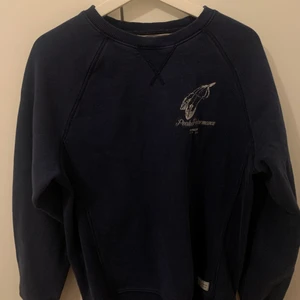Blå sweatshirt - Blå sweatshirt från peak performance 💕säljer då den inte kommer till användning längre! 