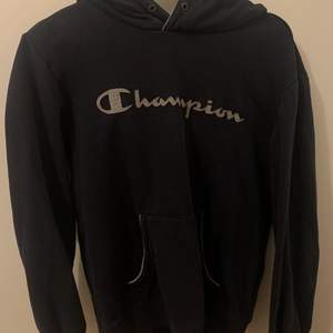 Säljer min vintage champion hoodie då den inte längre kommer till någon användning 💕💕 