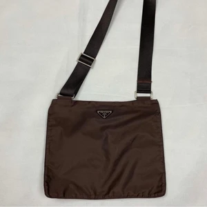 Brun prada väska - Super fin brun prada bag som skulle passa skit bra till sommaren! Intressekoll!!!!