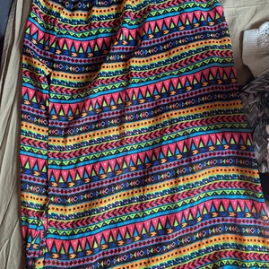 färgglad långkjol - genomskinlig med underkjol å mönster passar s-m