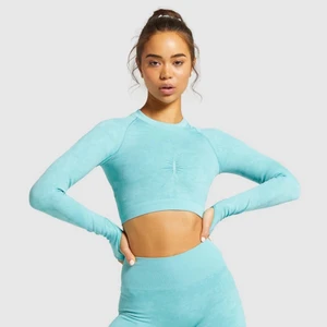 Gymshark crop top - Säljer denna gymshark top från deras camo kollektion (finns inte på hemsidan längre + det är samma färg som på första bilden, det syns bara inte på grund av ljuset), är jättefin och endast använd några gånger, skulle säga Max 4. Det finns inga tecken på slitningar. Den kommer tyvärr inte till användning längre då den har blivit för liten för mig.   Deras pris: 500 + 60kr frakt  Mitt pris: 170 + 48kr frakt  
