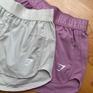 Helt nya shorts från gymshark, deras training lose fit shorts. Jag råkade tyvärr beställa fel storlek och har inte möjlighet att skicka tillbaka dom, så förhoppningsvis får någon annan användning för dom! Det är inga defekter på de eftersom jag aldrig har använt dom.  Säljer dom i paket pris (400kr) inklusive frakt Annars 250 kr för ett par + frakt 48 kr   På deras hemsida kostar de 300kr styck plus deras frakt på 60kr.