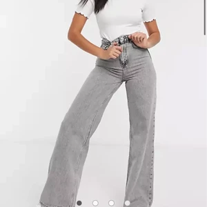 Grå jeans - Jättesnygga & sköna från stradivarius👖 köpte i februari & väldigt sparsamt använda. Säljer billigt då jag är i behov av pengar fort 😊❤️