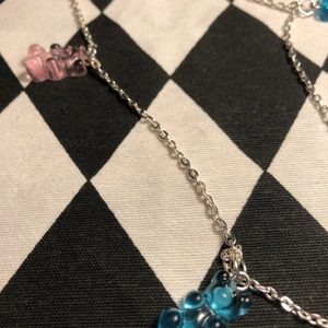 Björn halsband! - Gulligt halsband med Rosa o blå björnar