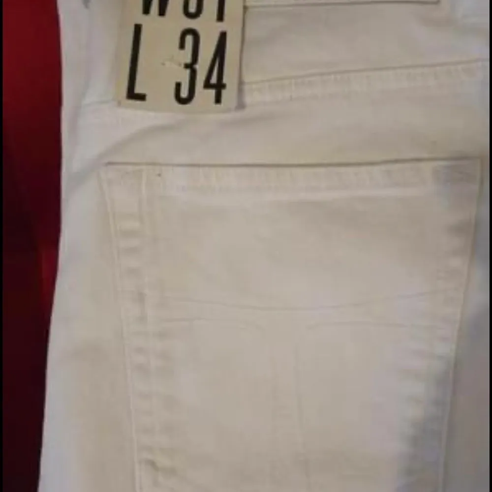 Helt nya jeans från Tiger of Sweden. Vita med utsvängd ben. Inköps pris 1200:- . Jeans & Byxor.