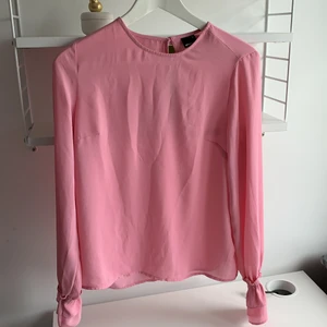 Rosa blus  - Rosa blus som jag säljer min eftersom jag har vuxit ur den. I bra skick och riktigt fin