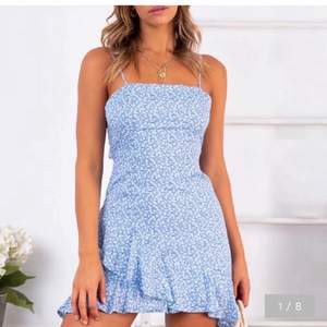 Lägger ut igen på grund av oseriösa köpare! En jättefin blå klänning perfekt till sommaren! Vid stort intresse blir det budgivning! BUDEN ÄR BINDANDE 💕