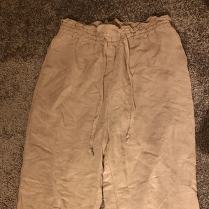 Linnebyxor  - Säljer mina jätte snygga linnebyxor ifrån hm. Tyvärr för korta för mig som är 169cm. Dem e i jätte bra skick då jag knappt använt dem. Säljer för 150kr+frakt. 