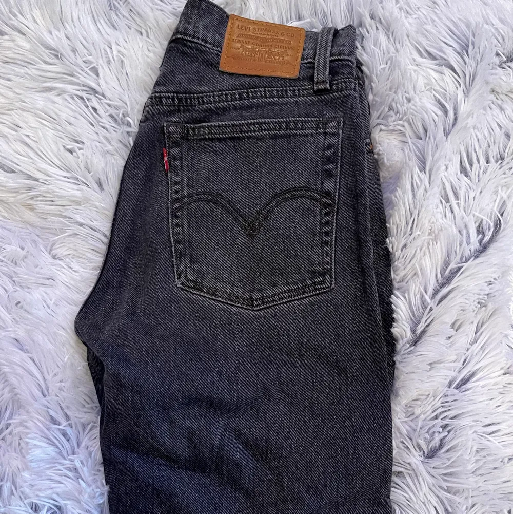 Säljer ett par tillgjorda Levis shorts som innan var jeans i strl 26. Shorts.
