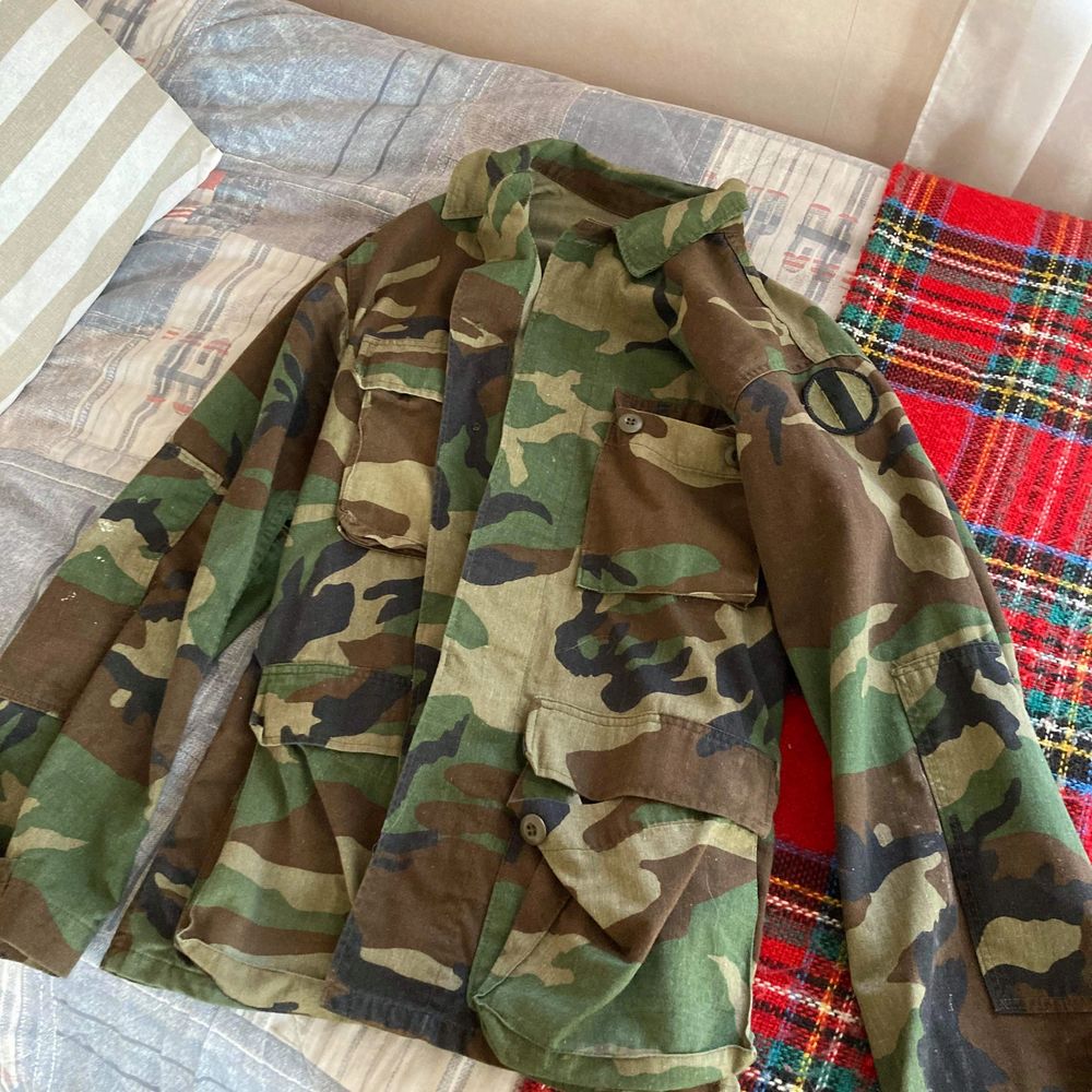 Camouflage jacka storlek S/M passar bäst på S.. Jackor.