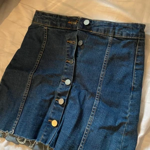 Jeanskjol Gina Tricot strl 34 - Fin jeanskjol från Gina Tricot i storlek 34. Använt ett fåtal gånger men har tyvärr inte kommit till användning något mer💗  