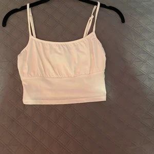 Trendigt h&m vit linne strl xs - Ska nu sälja detta fina linne från h&m som var trendigt sommaren 2020:) har haft linnet i typ ett och ett halvt år men har inte använt de så mycket. Jag säljer de för att jag inte känner mig så bekväm i detdå de för mig är lite fööör croppat. Linnet är inet jätte stretchig och passar därför bara xs & s/A & B-cupa, möjligtvis C/m 😚💗