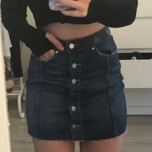 Jeanskjol från gina! - Säljer denna blåa jeanskjolen från gina tricot! Storlek 34/S 💗