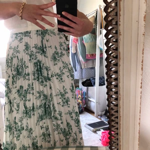 Kjol  - Finaste sommar kjolen!! 🌞 har en gul fläck men den borde försvinna i tvätten därav lågt pris!