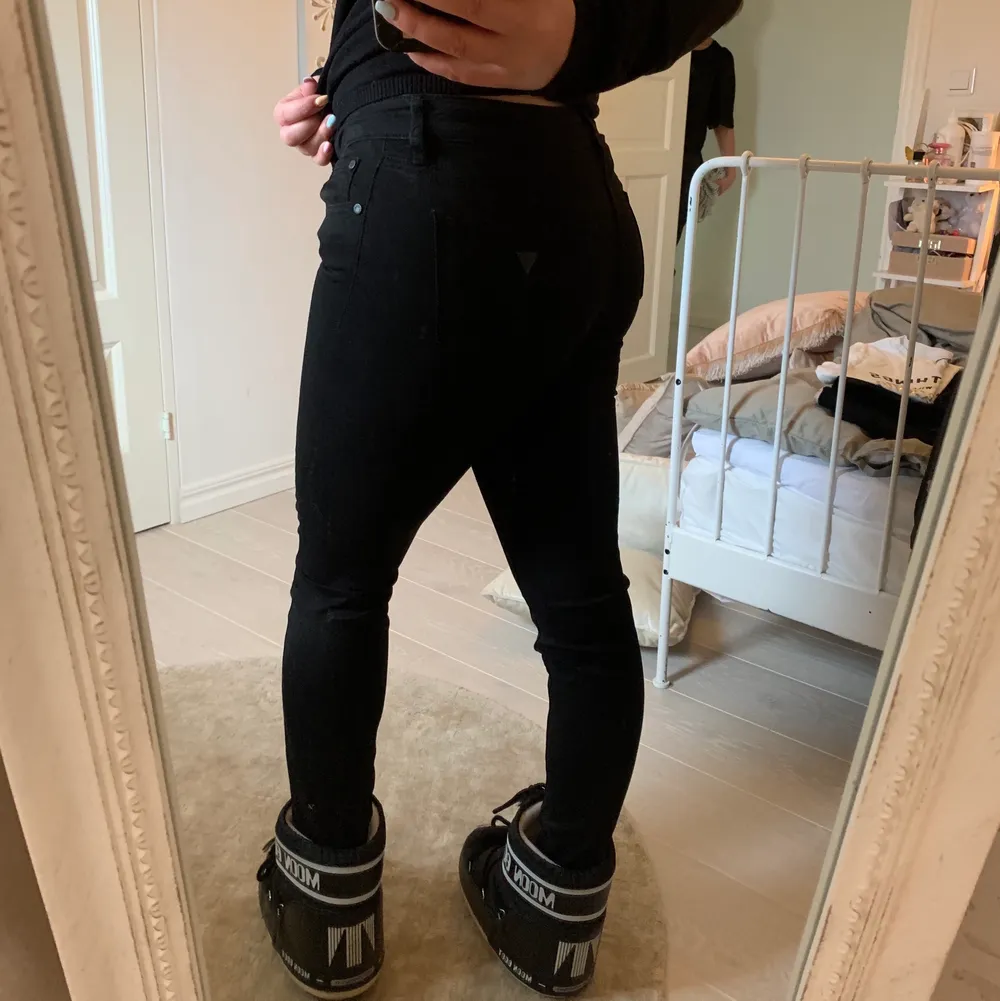 Snygga unika svarta jeans från Guess. Sjukt fina broderingar på båda benen, rosa & röda blommor😍 storlek 36 och lågmidjade. Snygga fickor där bak som formar rumpan!!! . Jeans & Byxor.