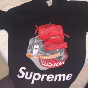 Supreme t shirt  - Supreme t shirt som jag köpt från stadsmissionen i Sthlm för 500kr. Bra skick och pris kan diskuteras