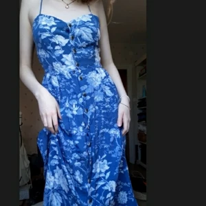 Klänning - Blå jättefin sommarklänning i luftigt material. Plagget är i bra skick utan defekter. I storlek 36. Kan oxå skickas på posten. Hör av dig om det är något ♡