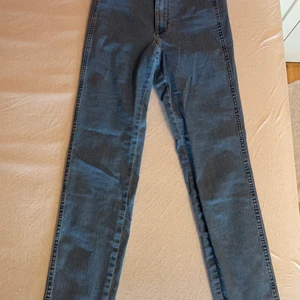 Ett par jus blåa jeans byxor  - Detta är ett par ljus blåa byxor som jag aldrig använt innan pga att dom är för korta och trånga att få upp efter röven. Dom borde passa dig om du är under 164